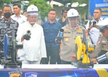 Kapolda Jabar, Irjen Pol. Rudi Setiawan dan Gubernur, Dedo Mulyadi, pimpin pemusnahan barang bukti knalpot brong, narkoba, obat-obatan keras, dan minuman keras.(Foto:Istimewa).