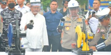 Kapolda Jabar, Irjen Pol. Rudi Setiawan dan Gubernur, Dedo Mulyadi, pimpin pemusnahan barang bukti knalpot brong, narkoba, obat-obatan keras, dan minuman keras.(Foto:Istimewa).