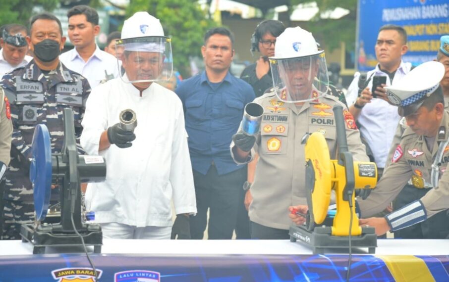 Kapolda Jabar, Irjen Pol. Rudi Setiawan dan Gubernur, Dedo Mulyadi, pimpin pemusnahan barang bukti knalpot brong, narkoba, obat-obatan keras, dan minuman keras.(Foto:Istimewa).