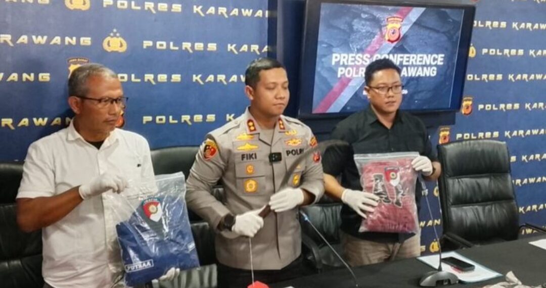 Kapolres Karawang, AKBP Fiki Novian Ardiansyah menunjukan barang bukti senjata tajam yang digunakan membacok korban.(Foto:Istimewa).