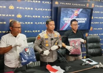 Kapolres Karawang, AKBP Fiki Novian Ardiansyah menunjukan barang bukti senjata tajam yang digunakan membacok korban.(Foto:Istimewa).