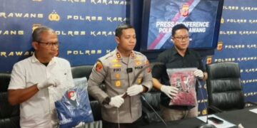 Kapolres Karawang, AKBP Fiki Novian Ardiansyah menunjukan barang bukti senjata tajam yang digunakan membacok korban.(Foto:Istimewa).