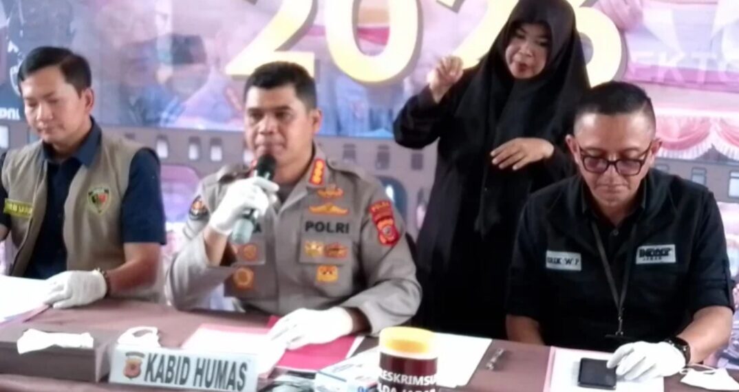 Keterangan pers Ditreskrimsus Polda Jabar pengungkapan bisnis ilegal makanan kedaluwarsa.(Foto:Istimewa).