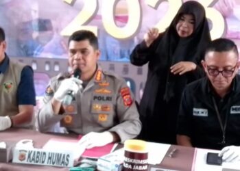 Keterangan pers Ditreskrimsus Polda Jabar pengungkapan bisnis ilegal makanan kedaluwarsa.(Foto:Istimewa).