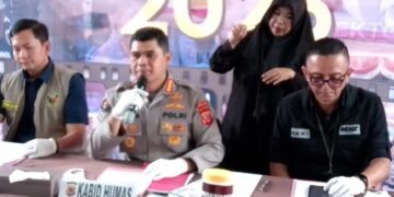 Keterangan pers Ditreskrimsus Polda Jabar pengungkapan bisnis ilegal makanan kedaluwarsa.(Foto:Istimewa).