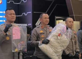 Kapolres Subang, AKBP Dony Eko Wicaksono menujukan barang bukti bantal yang digunakan pelaku membekap korban.(Foto:Istimewa).