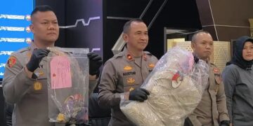 Kapolres Subang, AKBP Dony Eko Wicaksono menujukan barang bukti bantal yang digunakan pelaku membekap korban.(Foto:Istimewa).