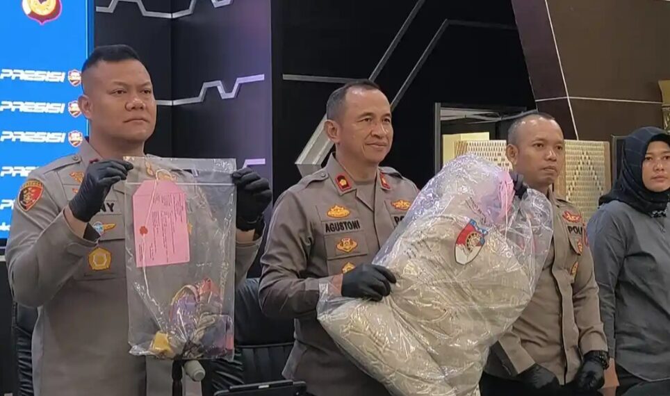 Kapolres Subang, AKBP Dony Eko Wicaksono menujukan barang bukti bantal yang digunakan pelaku membekap korban.(Foto:Istimewa).
