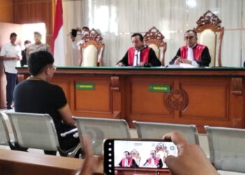 Youtuber Muhammad Adimas Firdaus alias Resbob, terdakwa ujaran kebencian menjalani sidang perdana di Pengadilan Negeri Bandung.(Foto:Istimewa).