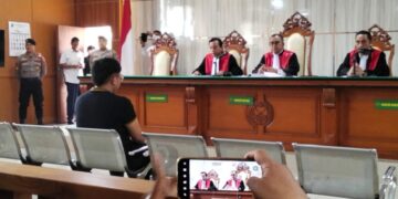 Youtuber Muhammad Adimas Firdaus alias 'Resbob', terdakwa ujaran kebencian menjalani sidang di Pengadilan Negeri Bandung.(Foto:Istimewa).