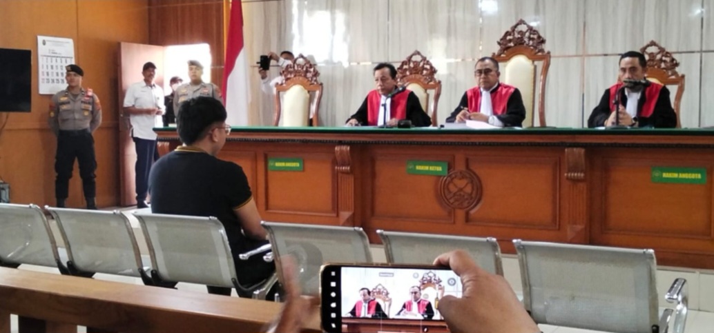 Youtuber Muhammad Adimas Firdaus alias Resbob, terdakwa ujaran kebencian menjalani sidang perdana di Pengadilan Negeri Bandung.(Foto:Istimewa).