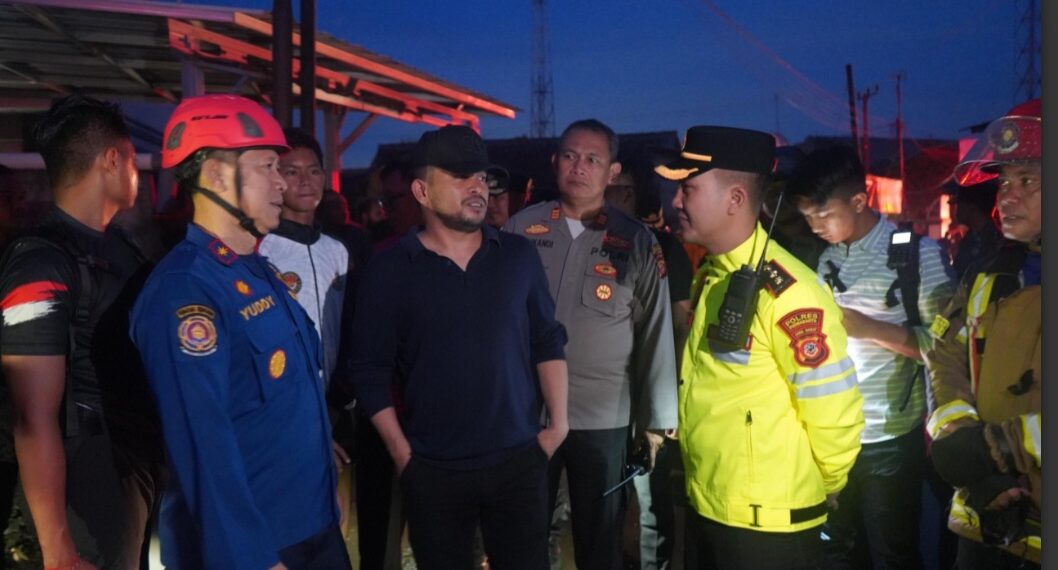 Wakil Bupati Purwakarta, Abang Ijo Hapidin dan Kapolres Purwakarta, AKBP I Dewa Putu Gede Anom Danujaya di lokasi kebakaran Pasar Rebo.(Foto:Istimewa).