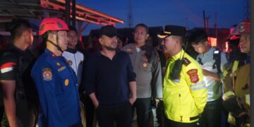 Wakil Bupati Purwakarta, Abang Ijo Hapidin dan Kapolres Purwakarta, AKBP I Dewa Putu Gede Anom Danujaya di lokasi kebakaran Pasar Rebo.(Foto:Istimewa).