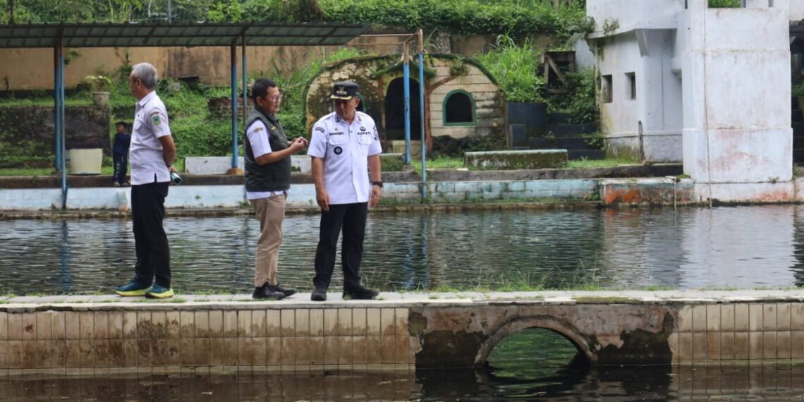Bupati Kuningan Dian Rachmat Yanuar (kiri), Kepala Diskanak Kabupaten Kuningan (tengah) dan Sekda Kuningan UU Kusmana meninjau Balong Keramat Cigugur.