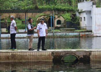 Bupati Kuningan Dian Rachmat Yanuar (kiri), Kepala Diskanak Kabupaten Kuningan (tengah) dan Sekda Kuningan UU Kusmana meninjau Balong Keramat Cigugur.