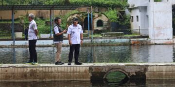 Bupati Kuningan Dian Rachmat Yanuar (kiri), Kepala Diskanak Kabupaten Kuningan (tengah) dan Sekda Kuningan UU Kusmana meninjau Balong Keramat Cigugur.
