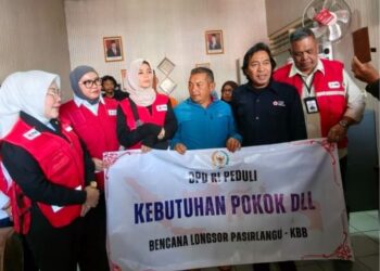 Anggota Komite III Dewan Perwakilan Daerah (DPD) Republik Indonesia (RI) Daerah Pemilihan Jawa Barat (Jabar) Agita Nurfianti bersama tiga Anggota DPD RI Dapil Jabar lainnya, yaitu Alfiansyah Komeng, Jihan Fahira, dan Aanya Rina Casmayanti melakukan peninjauan dan pemberian bantuan DPD RI Peduli, berupa kebutuhan pokok dan uang senilai Rp50 juta bagi korban bencana tanah longsor di Desa Pasirlangu, Kecamatan Cisarua, Kabupaten Bandung Barat, Sabtu (31/1).(Foto: Istimewa)
