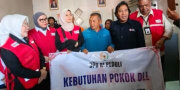 Anggota Komite III Dewan Perwakilan Daerah (DPD) Republik Indonesia (RI) Daerah Pemilihan Jawa Barat (Jabar) Agita Nurfianti bersama tiga Anggota DPD RI Dapil Jabar lainnya, yaitu Alfiansyah Komeng, Jihan Fahira, dan Aanya Rina Casmayanti melakukan peninjauan dan pemberian bantuan DPD RI Peduli, berupa kebutuhan pokok dan uang senilai Rp50 juta bagi korban bencana tanah longsor di Desa Pasirlangu, Kecamatan Cisarua, Kabupaten Bandung Barat, Sabtu (31/1).(Foto: Istimewa)