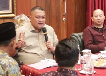 Bupati Bogor, Rudy Susmanto bersama Majelis Ulama Indonesia (MUI) Republik Indonesia dan jajaran pihak terkait melaksanakan audiensi Aksi Bersih sekaligus pengukuhan Fatwa MUI tentang haramnya membuang sampah sembarangan, di sungai, danau, dan laut. Kegiatan tersebut berlangsung di Aula Soekarno Hatta, Pendopo Bupati Bogor, Cibinong, Selasa (10/2).(Foto: Humas Pemkab Bogor)