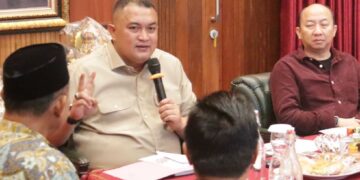 Bupati Bogor, Rudy Susmanto bersama Majelis Ulama Indonesia (MUI) Republik Indonesia dan jajaran pihak terkait melaksanakan audiensi Aksi Bersih sekaligus pengukuhan Fatwa MUI tentang haramnya membuang sampah sembarangan, di sungai, danau, dan laut. Kegiatan tersebut berlangsung di Aula Soekarno Hatta, Pendopo Bupati Bogor, Cibinong, Selasa (10/2).(Foto: Humas Pemkab Bogor)