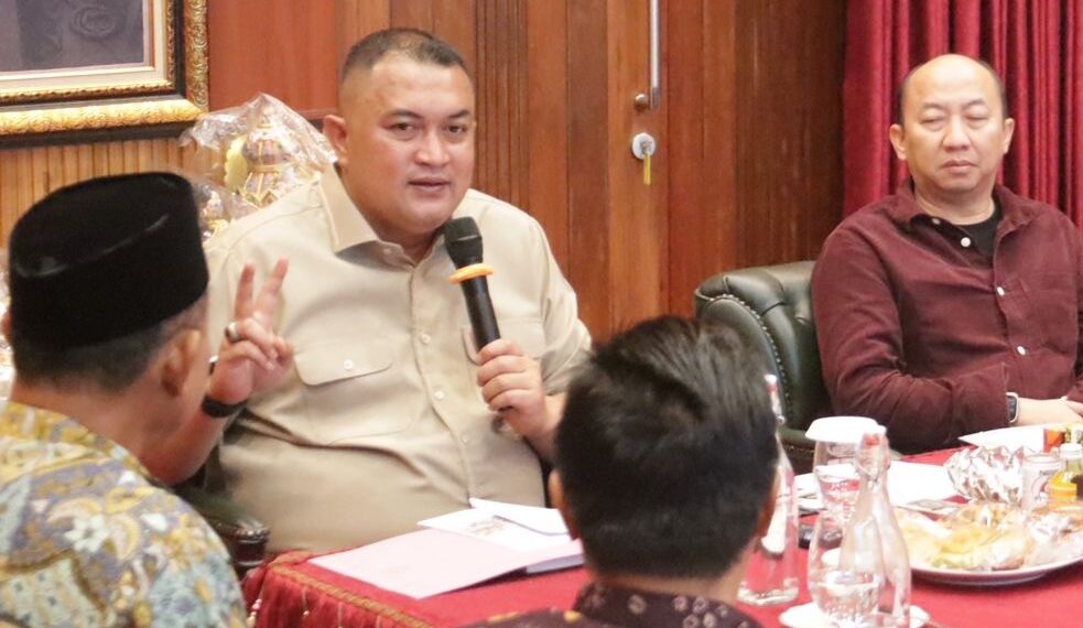 Bupati Bogor, Rudy Susmanto bersama Majelis Ulama Indonesia (MUI) Republik Indonesia dan jajaran pihak terkait melaksanakan audiensi Aksi Bersih sekaligus pengukuhan Fatwa MUI tentang haramnya membuang sampah sembarangan, di sungai, danau, dan laut. Kegiatan tersebut berlangsung di Aula Soekarno Hatta, Pendopo Bupati Bogor, Cibinong, Selasa (10/2).(Foto: Humas Pemkab Bogor)