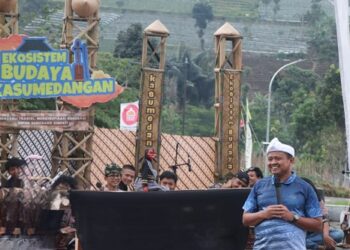 Bupati Sumedang Dony Ahmad Munir di Cepot Ngabuburit Geoteater Rancakalong Sumedang Sabtu (21/2/2026).(Foto: Humas Pemkab Sumedang)
