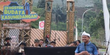 Bupati Sumedang Dony Ahmad Munir di Cepot Ngabuburit Geoteater Rancakalong Sumedang Sabtu (21/2/2026).(Foto: Humas Pemkab Sumedang)