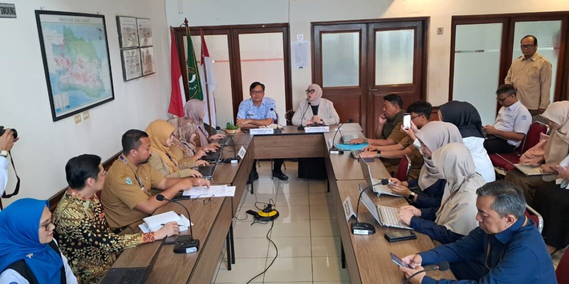 Reses Penyerapan Aspirasi Masyarakat dan Daerah dalam rangka Inventarisasi Materi Pengawasan atas Pelaksanaan Undang-Undang Nomor 11 Tahun 2009 tentang Kesejahteraan Sosial, terkait implikasi kebijakan DTSEN pada penyelenggaraan jaminan kesehatan nasional, Senin (23/2), di Kantor DPD RI Provinsi Jabar, Bandung. Forum dihadiri oleh Dinas Kesehatan Provinsi Jabar, Dinas Sosial Provinsi Jabar, BPJS Kesehatan Wilayah V Jabar, serta Badan Pusat Statistik (BPS) Provinsi Jabar.(Foto: Istimewa)