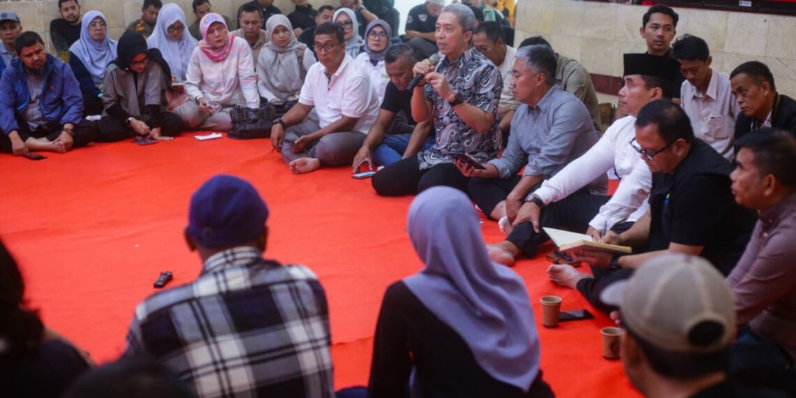 Gaya Lesehan Pimpinan Kota Bogor Serap Aspirasi dari Bogor Leumpunk Club’s.(Foto: Humas Pemkot Bogor)