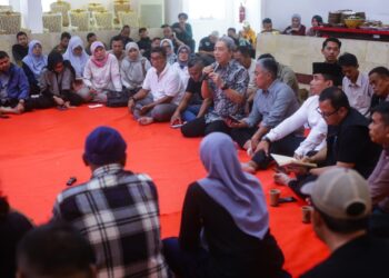 Gaya Lesehan Pimpinan Kota Bogor Serap Aspirasi dari Bogor Leumpunk Club’s.(Foto: Humas Pemkot Bogor)