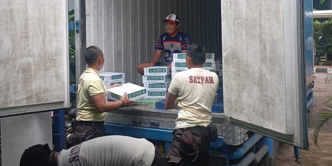 Distribusi kurma dari Arab Saudi.(Foto: Dok. Kemenag)