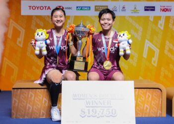 Pasangan ganda putri Indonesia Amallia Cahaya Pratiwi/Siti Fadia Silva Ramadhanti tampil sebagai juara usai mengalahkan pasangan China, Bao Li Jing/Li Yi Jing 15-21, 21-15, 21-18.(Foto: Humas PBSI)