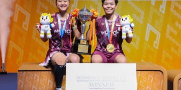 Pasangan ganda putri Indonesia Amallia Cahaya Pratiwi/Siti Fadia Silva Ramadhanti tampil sebagai juara usai mengalahkan pasangan China, Bao Li Jing/Li Yi Jing 15-21, 21-15, 21-18.(Foto: Humas PBSI)