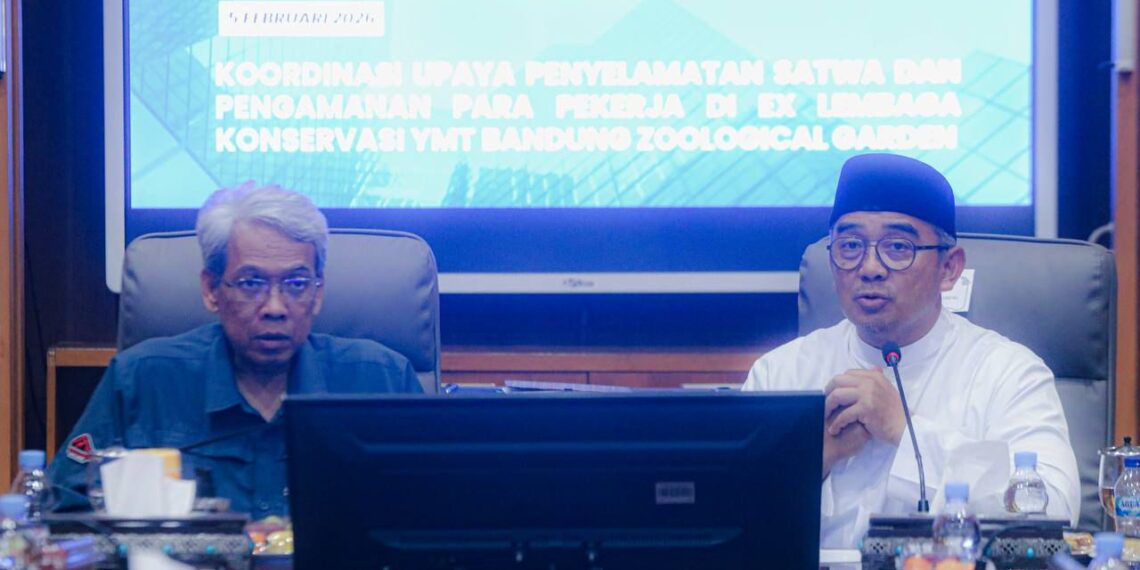 Direktur Jenderal KSDAE Kementerian Kehutanan, Satyawan Pudyatmoko dan Wali Kota Bandung Muhammad Farhan, usai penandatanganan nota kesepakatan dengan Pemkot Bandung, Kamis, 5 Februari 2026.(Foto: Humas Pemkot Bandung)