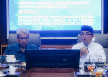 Direktur Jenderal KSDAE Kementerian Kehutanan, Satyawan Pudyatmoko dan Wali Kota Bandung Muhammad Farhan, usai penandatanganan nota kesepakatan dengan Pemkot Bandung, Kamis, 5 Februari 2026.(Foto: Humas Pemkot Bandung)