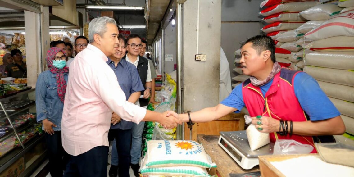 Wali Kota Bandung Muhammad Farhan saat berkunjung ke pasar tradisional.(Foto: Humas Pemkot Bandung)