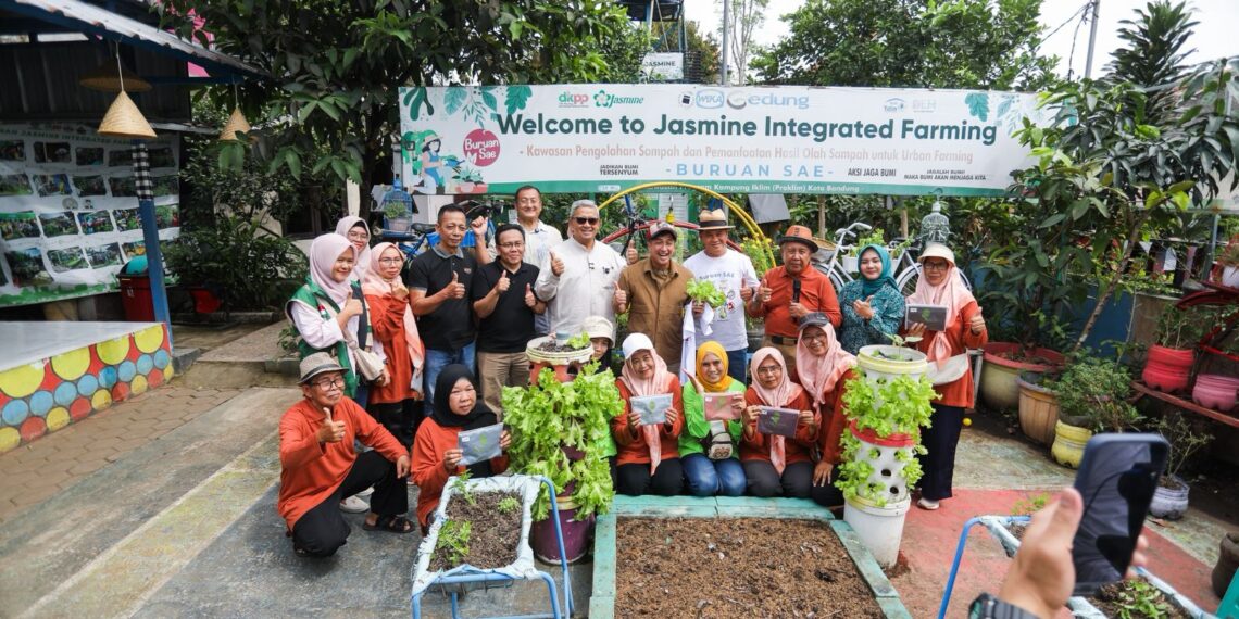 Artis sekaligus pegiat lingkungan Irfan Hakim bersama Wali Kota Bandung Muhammad Farhan, Irfan Hakim meninjau langsung kegiatan pengolahan sampah dan program Buruan Sae di Jasmine Integrated Farming, yang dikelola Kelompok Swadaya Masyarakat (KSM) RW 19 Antapani Tengah, Minggu, 22 Februari 2026.(Foto: Humas Pemkot Bandung)