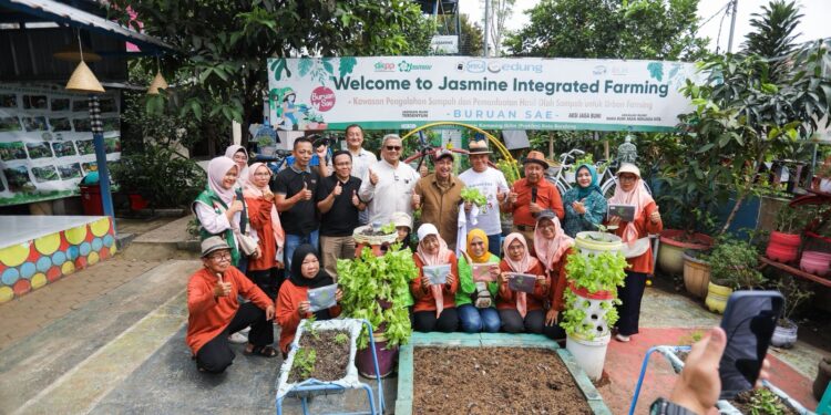 Artis sekaligus pegiat lingkungan Irfan Hakim bersama Wali Kota Bandung Muhammad Farhan, Irfan Hakim meninjau langsung kegiatan pengolahan sampah dan program Buruan Sae di Jasmine Integrated Farming, yang dikelola Kelompok Swadaya Masyarakat (KSM) RW 19 Antapani Tengah, Minggu, 22 Februari 2026.(Foto: Humas Pemkot Bandung)