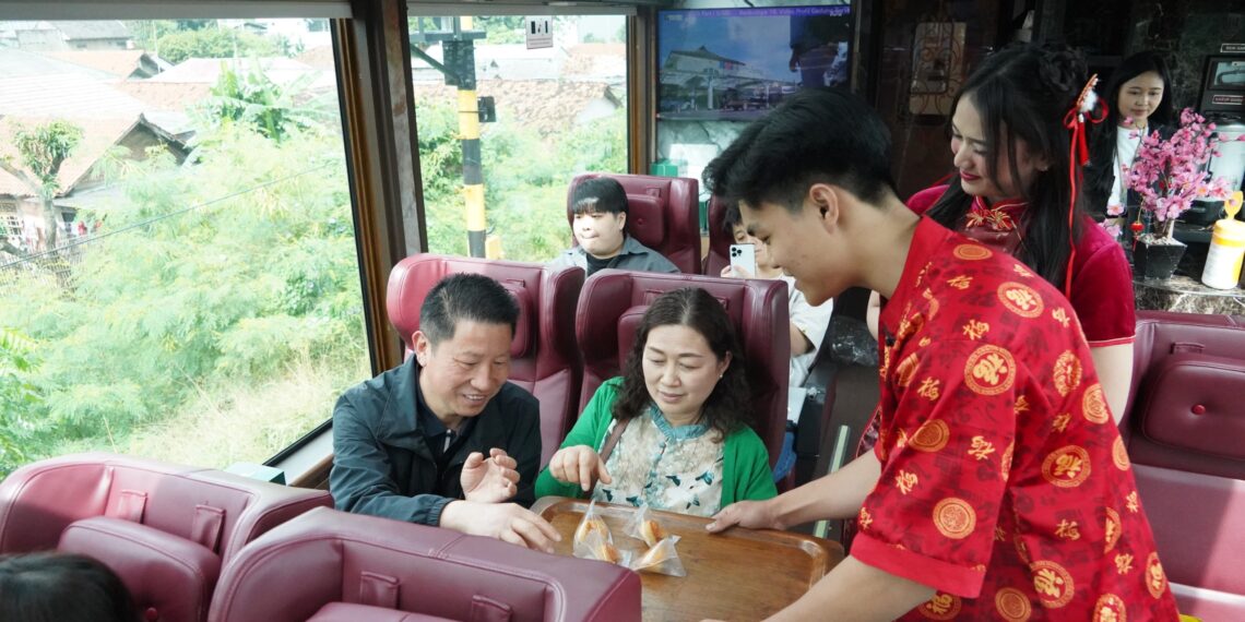 Kereta panoramik KAI Wisata.