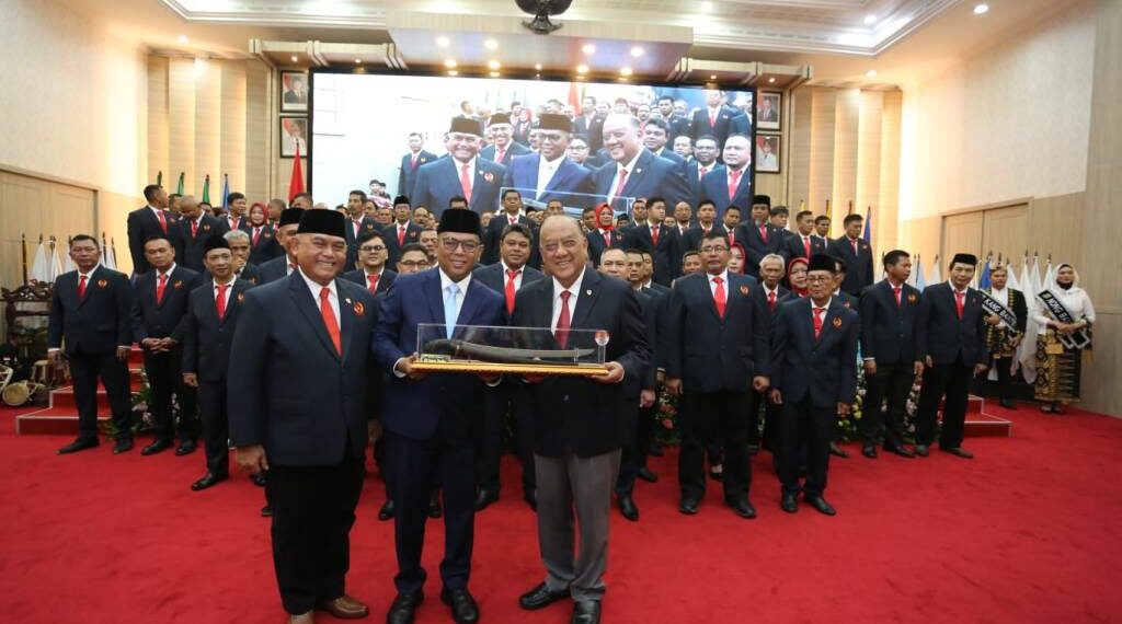 (Depan dari kiri-kanan) Ketum KONI Banten Kombes Pol Purn Dr. Agus Rasyid, Gubernur Banten Andra Soni dan Ketum KONI Pusat Letjen TNI Purn Marciano Norman. (Foto: KONI Pusat)
