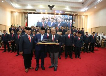 (Depan dari kiri-kanan) Ketum KONI Banten Kombes Pol Purn Dr. Agus Rasyid, Gubernur Banten Andra Soni dan Ketum KONI Pusat Letjen TNI Purn Marciano Norman. (Foto: KONI Pusat)