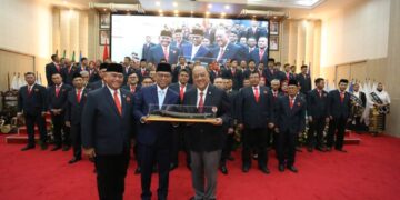 (Depan dari kiri-kanan) Ketum KONI Banten Kombes Pol Purn Dr. Agus Rasyid, Gubernur Banten Andra Soni dan Ketum KONI Pusat Letjen TNI Purn Marciano Norman. (Foto: KONI Pusat)