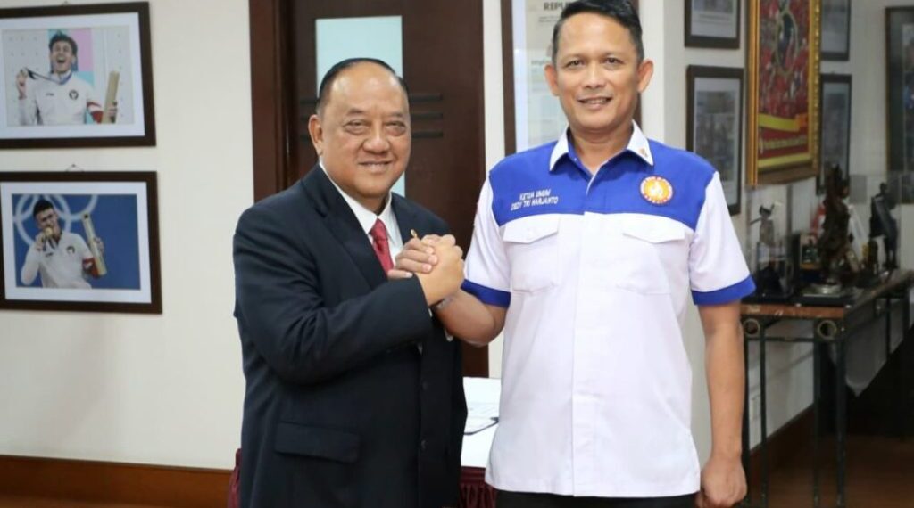 (Kiri) Ketum Komite Olahraga Nasional Indonesia (KONI) Pusat Letjen TNI Purn Marciano Norman dan Dr. Dedy Triharjanto sebagai Ketua Umum (Ketum) Pengurus Besar Ju-Jitsu (PB JI) masa bakti 2025-2029.(Foto: KONI)