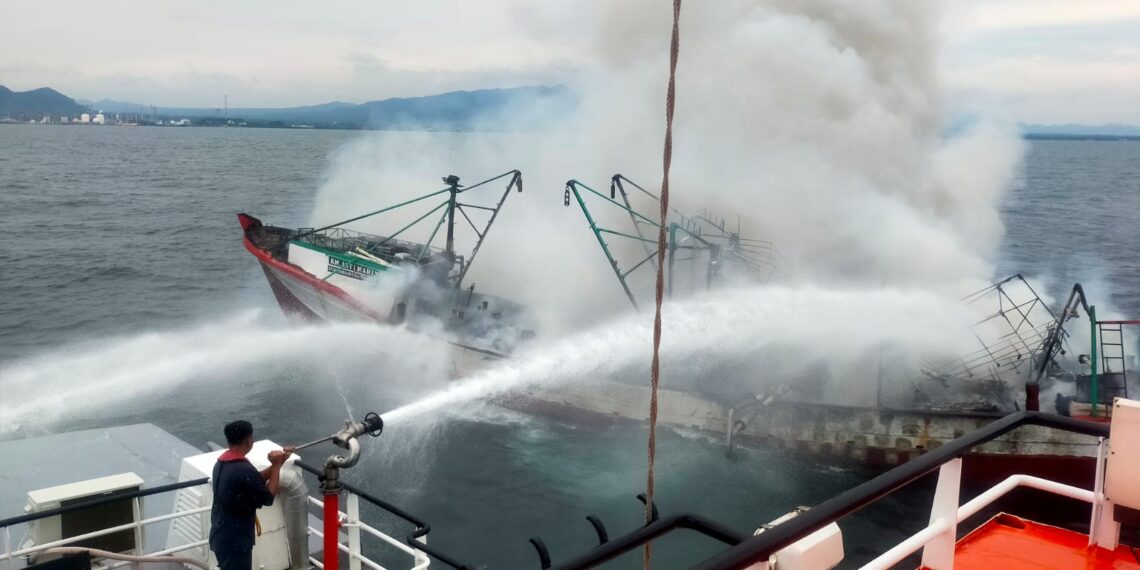 Pemadaman kapal terbakar.(Foto: Istimewa)