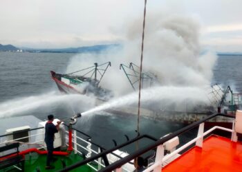 Pemadaman kapal terbakar.(Foto: Istimewa)