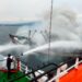 Pemadaman kapal terbakar.(Foto: Istimewa)