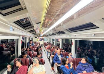 Kereta panoramic di malam hari.(Foto: Istimewa)