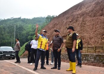 Bupati Sumedang Dony Ahmad Munir (tengah) meninjau Jalan Lingkar Utara Jatigede.(Foto: Humas Pemkab Sumedang)
