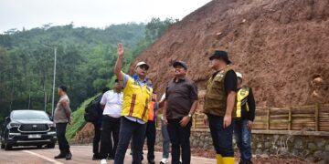 Bupati Sumedang Dony Ahmad Munir (tengah) meninjau Jalan Lingkar Utara Jatigede.(Foto: Humas Pemkab Sumedang)