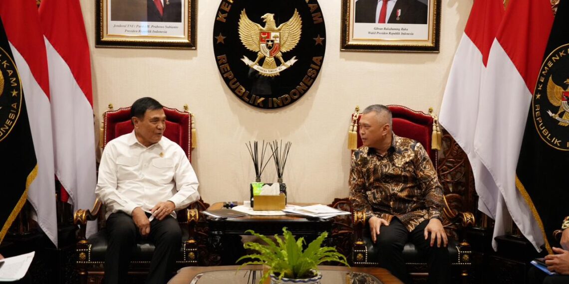 Menteri Perhubungan Dudy Purwagandhi (kiri) bertemu Menteri Koordinator Bidang Politik dan Keamanan (Mekopolkam) Djamari Chaniago di Jakarta, Selasa (24/2/2026).(Foto: Dok. Kemenhub)